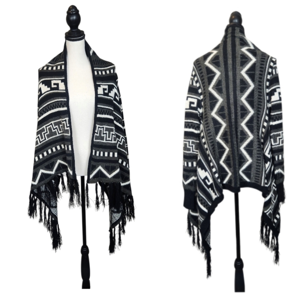 Black And Gray Poncho Size Small By‎ Belle Du Jour